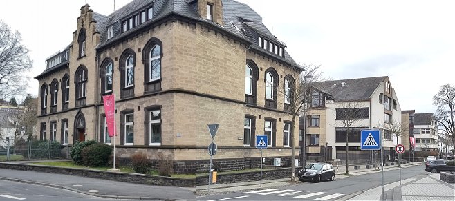 Die berufsp&auml;dagogischen Vielfalt der Berufsbildenden Schule in Mayen gilt es kreispolitisch durch gezielte F&ouml;rderung und Ausbau von Schulformen weiterhin gerecht zu werden, und so das gr&ouml;&szlig;te kreiseigene Bildungszentrum zukunftsf&auml;hig aufzustellen.